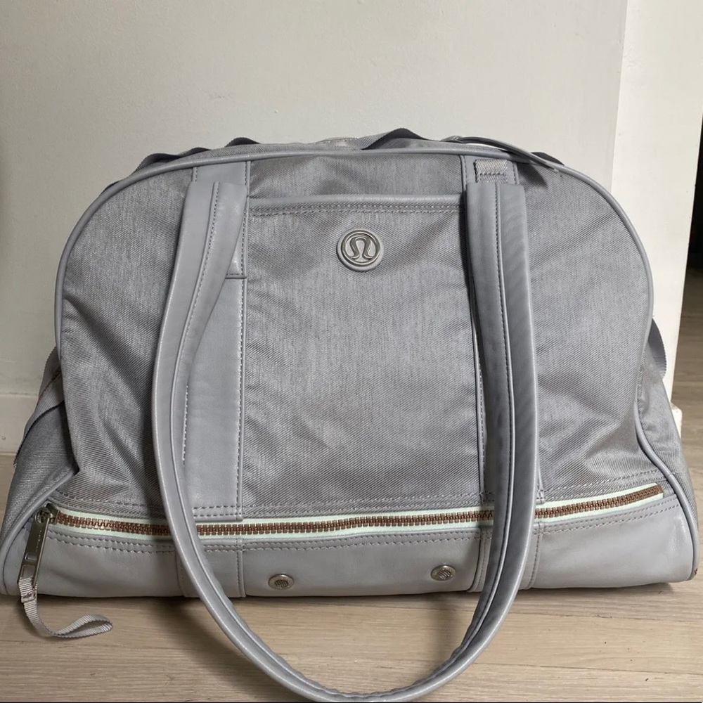LULULEMON LAVENDER GYM BAG
